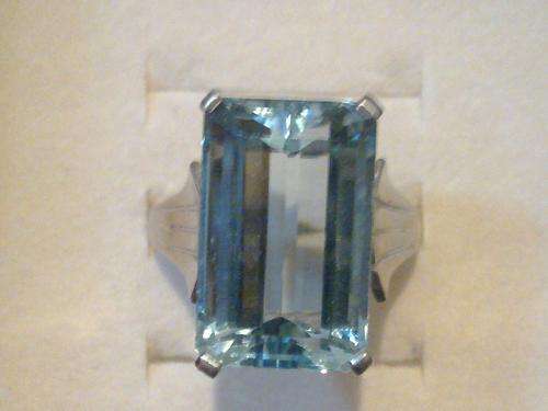 Stunning 9ct White Gold Aquamarine Ring