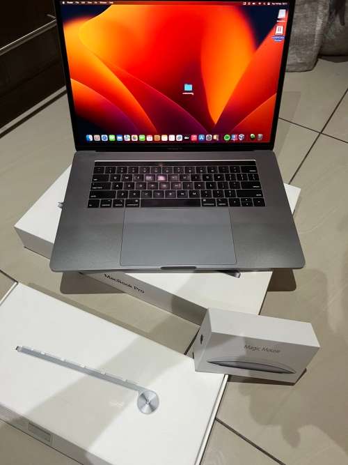 macbook pro 2018 15inch 512gb 16gb ram touchbar with magic mosuse 2 and keyboard.
