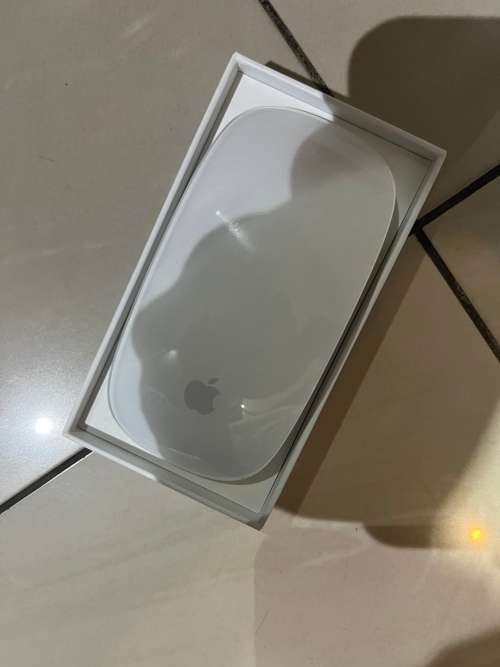 macbook pro 2018 15inch 512gb 16gb ram touchbar with magic mosuse 2 and keyboard.