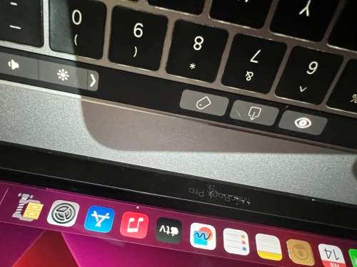 macbook pro 2018 15inch 512gb 16gb ram touchbar with magic mosuse 2 and keyboard.