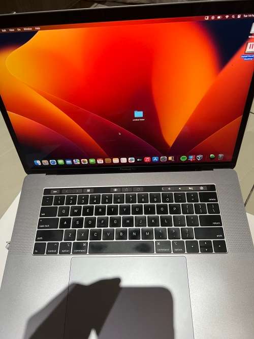 macbook pro 2018 15inch 512gb 16gb ram touchbar with magic mosuse 2 and keyboard.