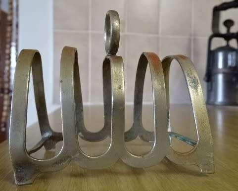 VINTAGE EPNS SILVER TOAST RACK (POSSIBLY A SAS RAILWAY ITEM)