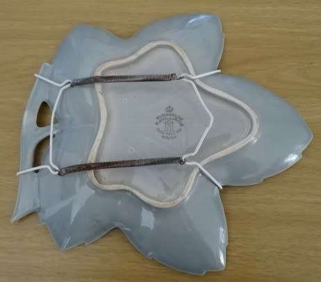 TWO VINTAGE LEAF SHAPED DUTCH PORCELAIN SNACKDISHES OR WALL ORNAMENTS - N.V. KONINKLIJKE ZUID-GOUDA