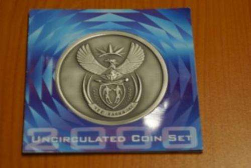 2000 UNCIRCULATED COIN SET NEW COAT OF ARMS (MINT PACK)