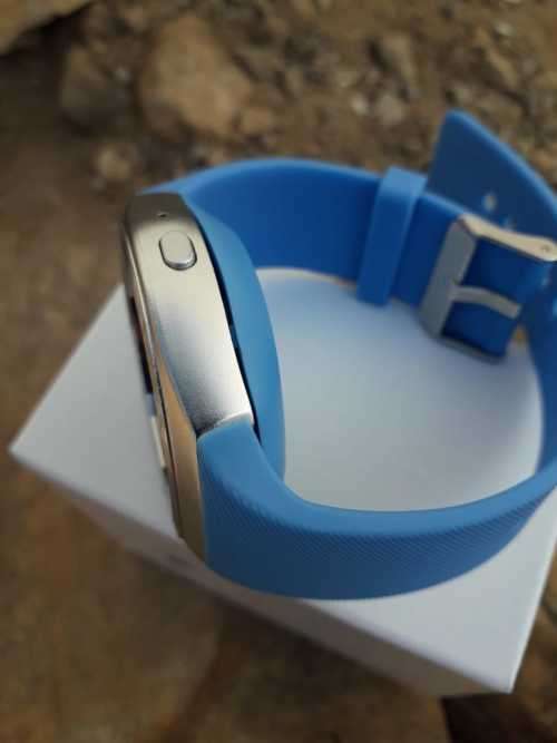 NEW Y1 BLUETOOTH SMARTWATCHES, OWN SIM SLOT 32GB MEMORY SLOT. BLACK, WHITE, SKY BLUE ,PINK