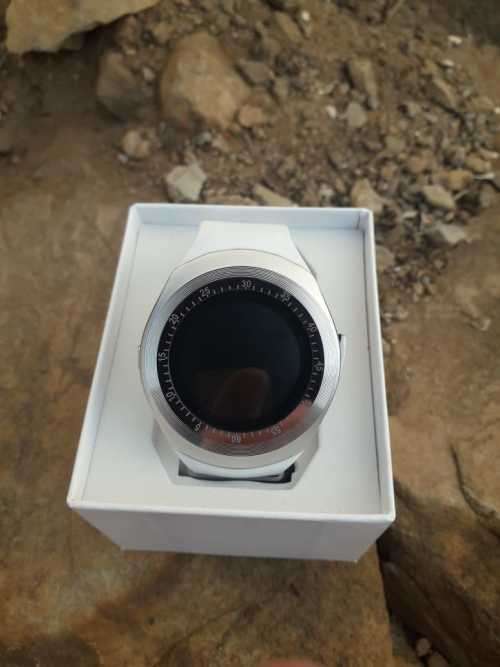 NEW Y1 BLUETOOTH SMARTWATCHES, OWN SIM SLOT 32GB MEMORY SLOT. BLACK, WHITE, SKY BLUE ,PINK