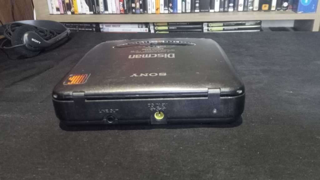 Sony Discman D-33 + headphones