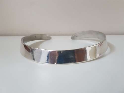 Solid Sterling Silver Neckpiece 82 grammes. Marked 925. High gloss brushed finish.