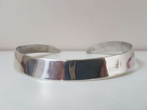 Solid Sterling Silver Neckpiece 82 grammes. Marked 925. High gloss brushed finish.