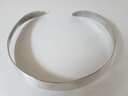 Solid Sterling Silver Neckpiece 82 grammes. Marked 925. High gloss brushed finish.