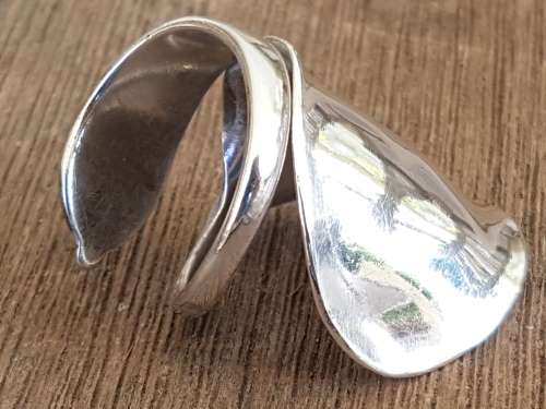 Sterling Silver Spoon ring. Stylish.  Comfort fit . 13.3 grammes heavy. Art Nouveau.