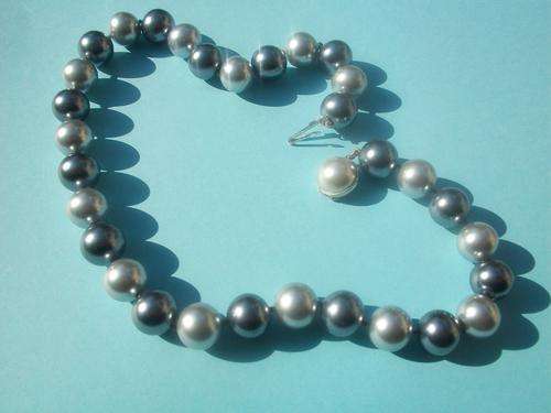 New Pearl  Necklace. Alternately silver and grey, designer ! 40 cm long. BARGAIN.