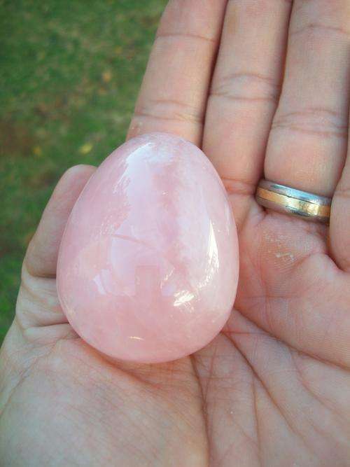 Stone Egg : Rose Quartz! 6 cm by 4 cm. 113 grammes