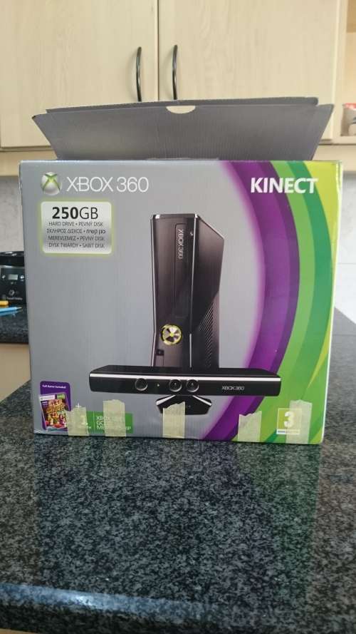 Xbox 360 kinect + 2 rechargeable batteries + Grand theft auto 4