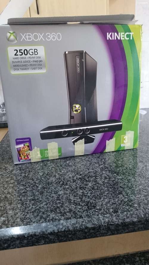 Xbox 360 kinect + 2 rechargeable batteries + Grand theft auto 4