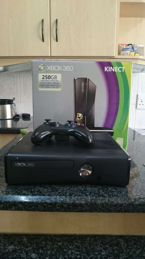 Xbox 360 kinect + 2 rechargeable batteries + Grand theft auto 4