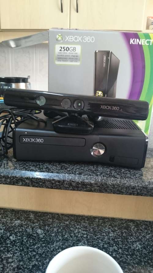 Xbox 360 kinect + 2 rechargeable batteries + Grand theft auto 4
