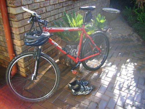 21" Schwinn Moab 2 with Manitou Elite forks + Free Olympus MTB shoes, Giro helmet and cycle comp