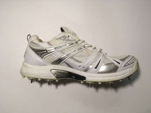 GM Octane Spiked Cricket Shoes Size: 7