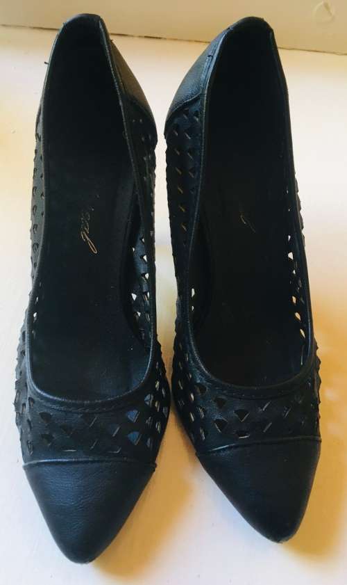 Black Lazer Cut Pointy Heels Size: 3
