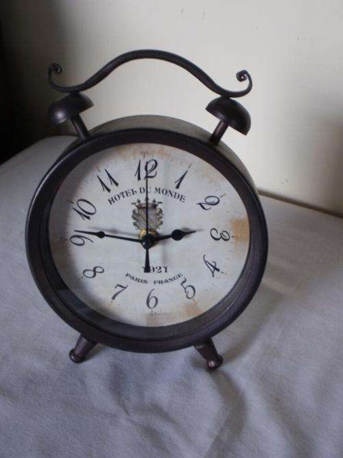 STUNNING VINTAGE LOOKING CLOCK