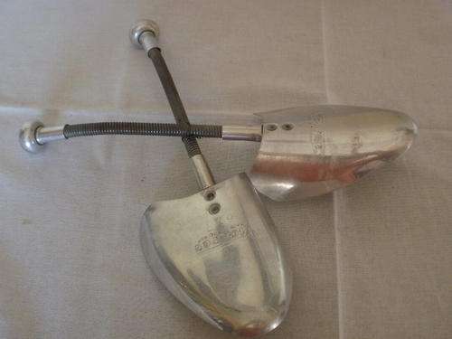 PAIR OF SHOE STRETCHER:VIC-TREE, MADE IN ENGLAND, 6X7