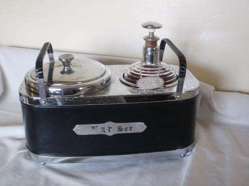 VINTAGE MUSICAL BAR SET (DECANTER & ICE BUCKET)
