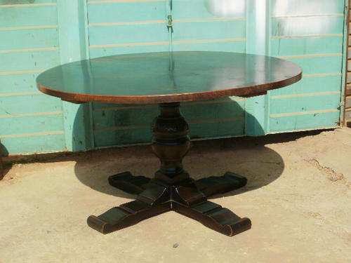 ROUND SOLID OAK TABLE