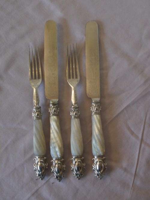 *** WEEKEND SPECIAL****X2 FORKS & 2 KNIFES WITH MOTHER OF PEARL HANDLE'S