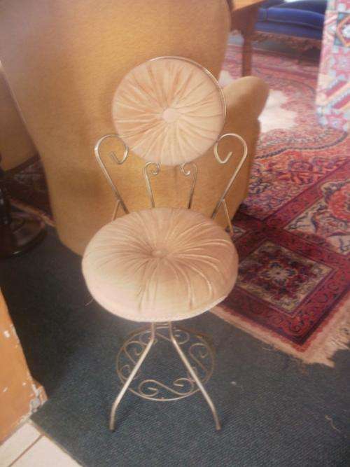 LOVELY UPHOLSTERED STEEL CHAIR THAT IS BRASS GILDED
