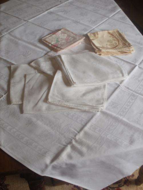 TABLECLOTH & 16 ODD SERVIETTES