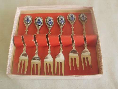 EPNS, MADE IN HOLLAND. SIX CAKE FORKS