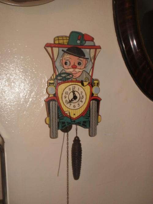 NOVELTY CLOCK OF A OLD MAN IN HIS CAR, MOVING EYES(a)