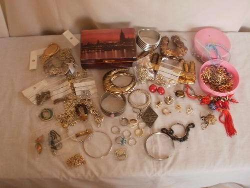 MUSICAL JEWELLERY BOX WITH JEWELLERY