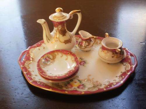 STUNNING FINE TEASET, WITH GOLD DECORATION (INCOMPLETE)