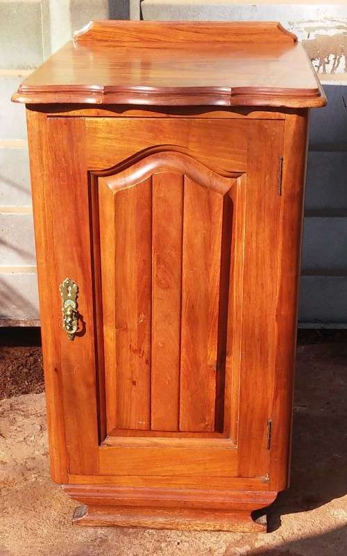 KIAAT BEDSIDE CUPBOARD