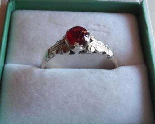 9CT GOLD & SILVER RING WITH GARNET