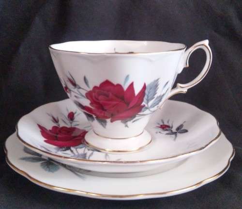 ROYAL ALBERT "SWEET ROMANCE" TRIO (A)