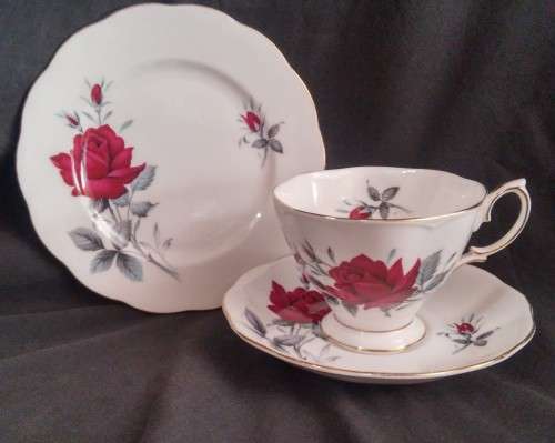 ROYAL ALBERT "SWEET ROMANCE" TRIO (A)