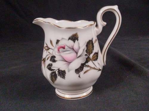 ROYAL ALBERT - QUEENS MESSENGER CREAMER