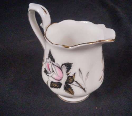 ROYAL ALBERT - QUEENS MESSENGER CREAMER