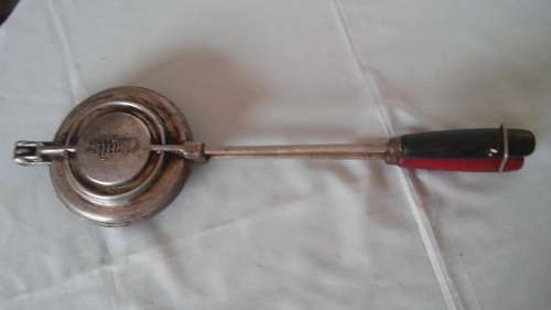 VINTAGE JAFFLE MAKER WITH WOODEN HANDLES