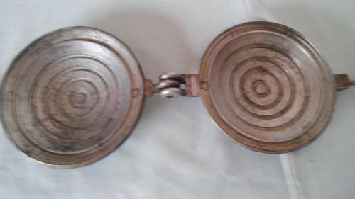 VINTAGE JAFFLE MAKER WITH WOODEN HANDLES
