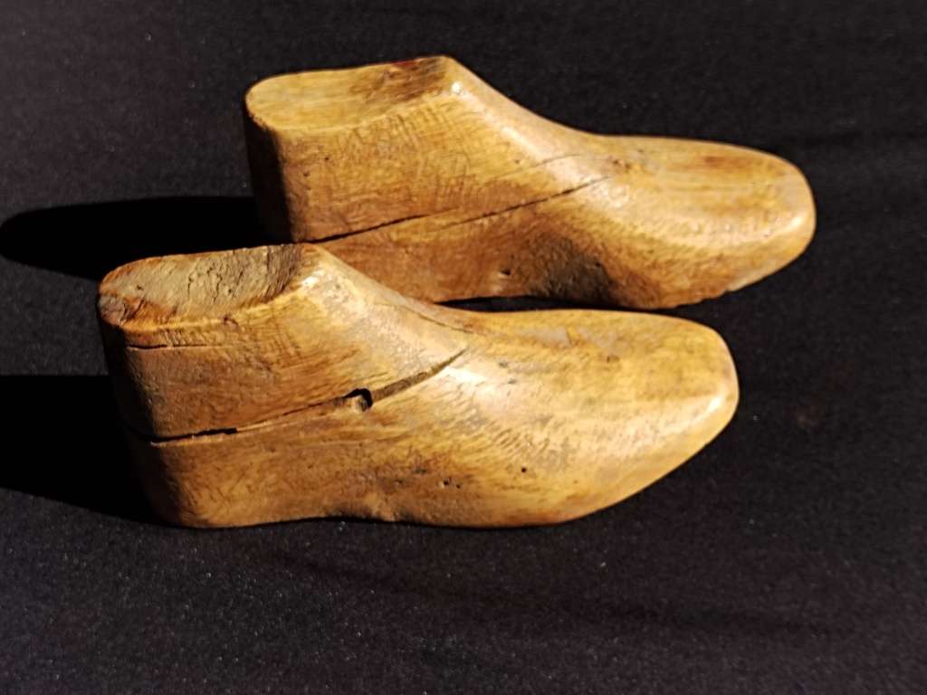 Pair of wooden shoe forms