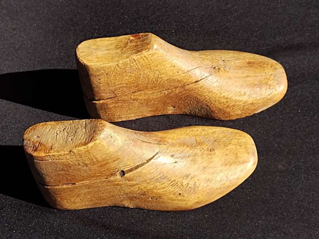 Pair of wooden shoe forms