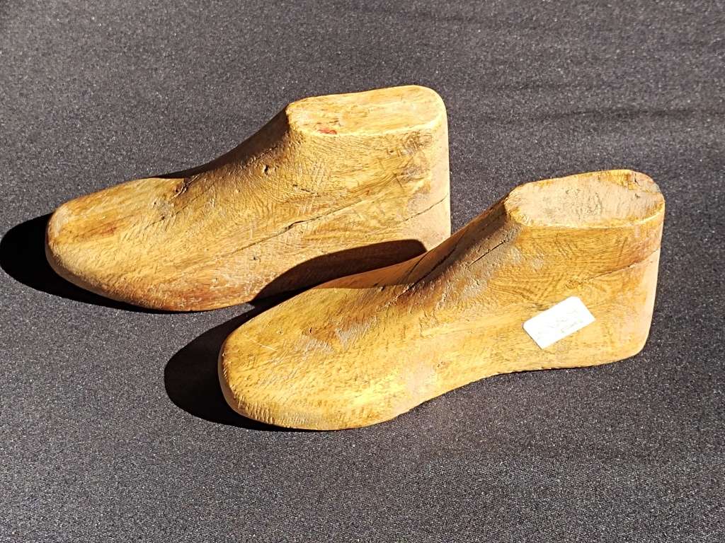 Pair of wooden shoe forms
