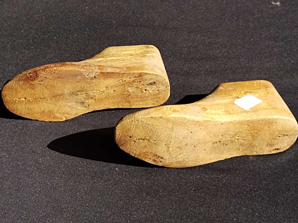 Pair of wooden shoe forms