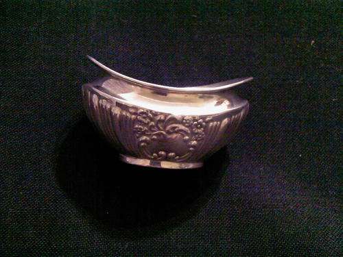 A BEAUTIFUL HALLMARKED SILVER MUSTARD POT