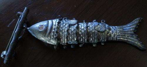 AN OLD FISH BROOCH, JOINTS MOVE