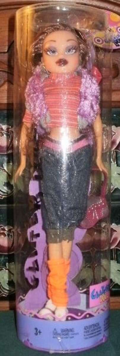 GLITTER DOLL WITH EXTRA CLOTHES(LOOKS LIKE BRATZ DOLLS)